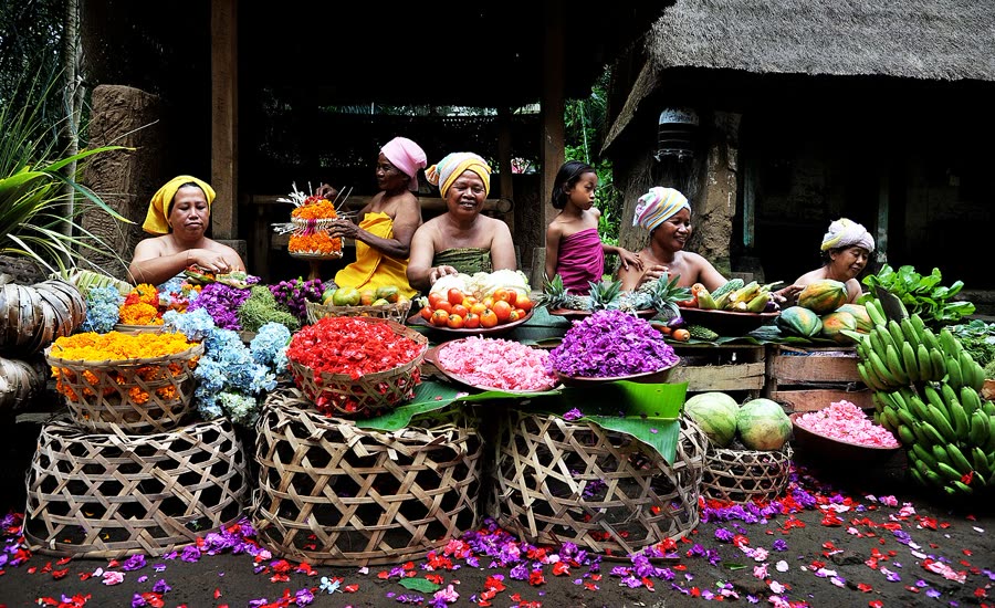 Fruit sellers at a traditional Balinese market